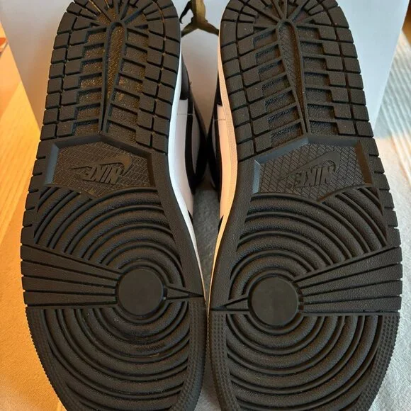 AIR Jordan 1 Mid Size M 10 / W 11.5 Like New worn 1x - Picture 3 of 4